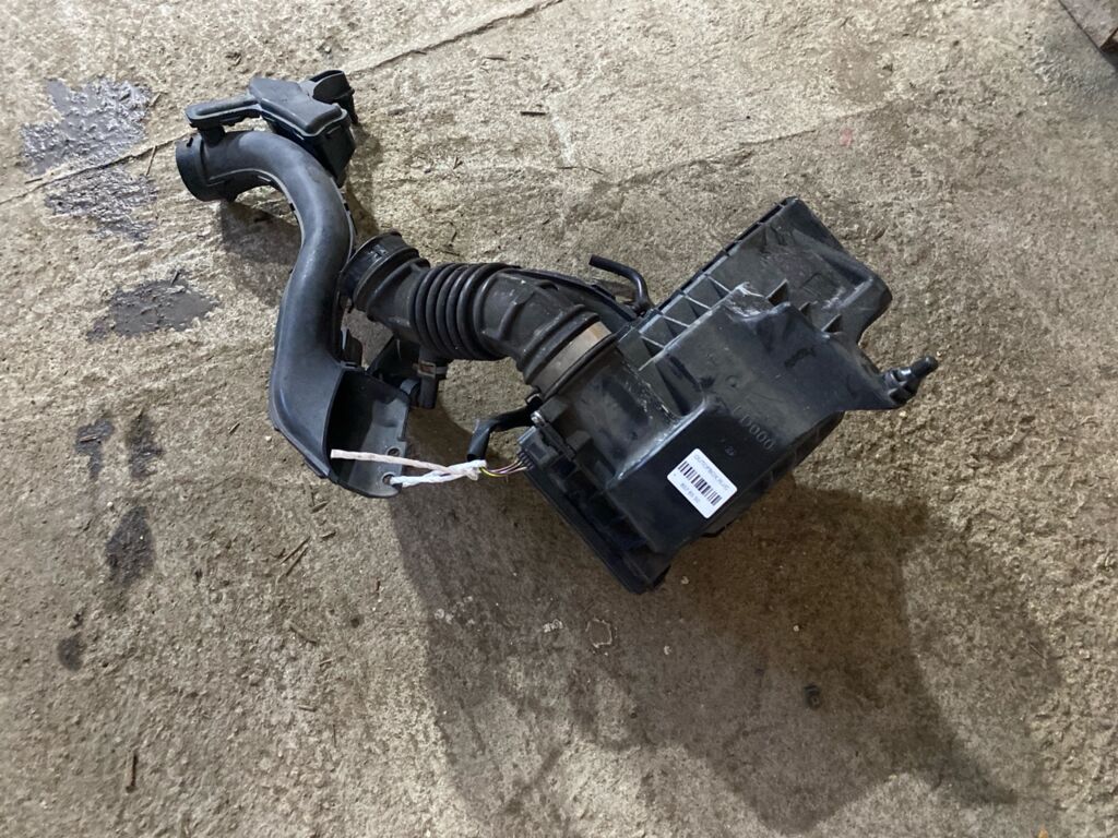 Корпус воздушного фильтра на Nissan Note E11 HR15DE 16528ED000