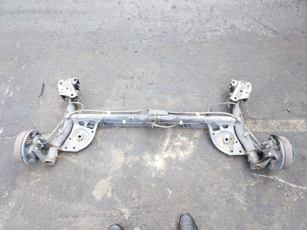 Балка подвески на Nissan Note E11 HR15DE, Заднее расположение