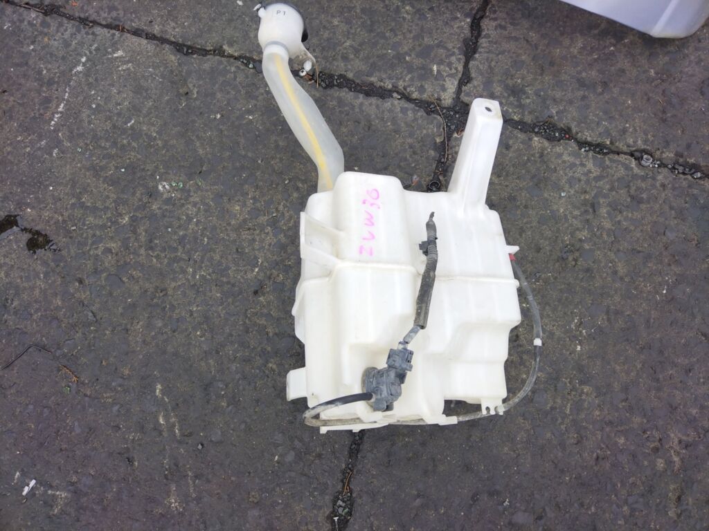 Бачок омывателя на Toyota Prius ZVW30