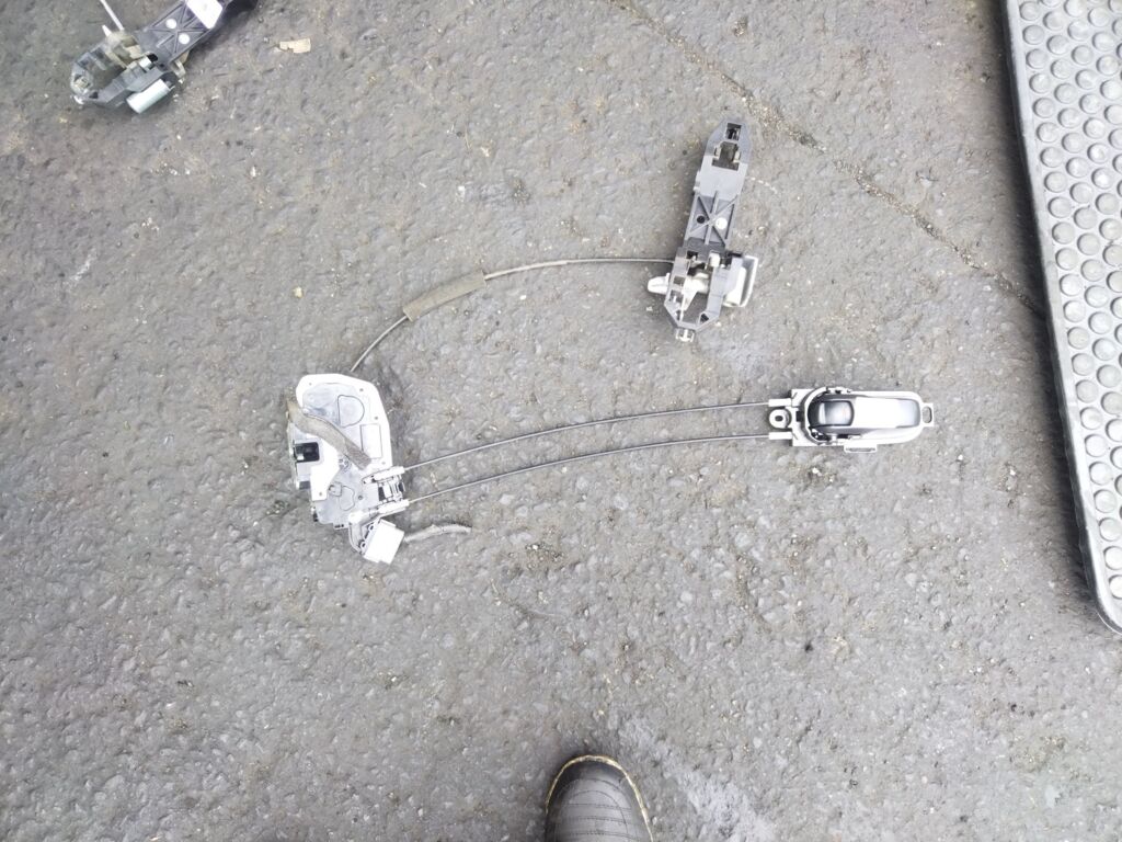 Замок двери на Nissan Tiida C11, Заднее Левое расположение