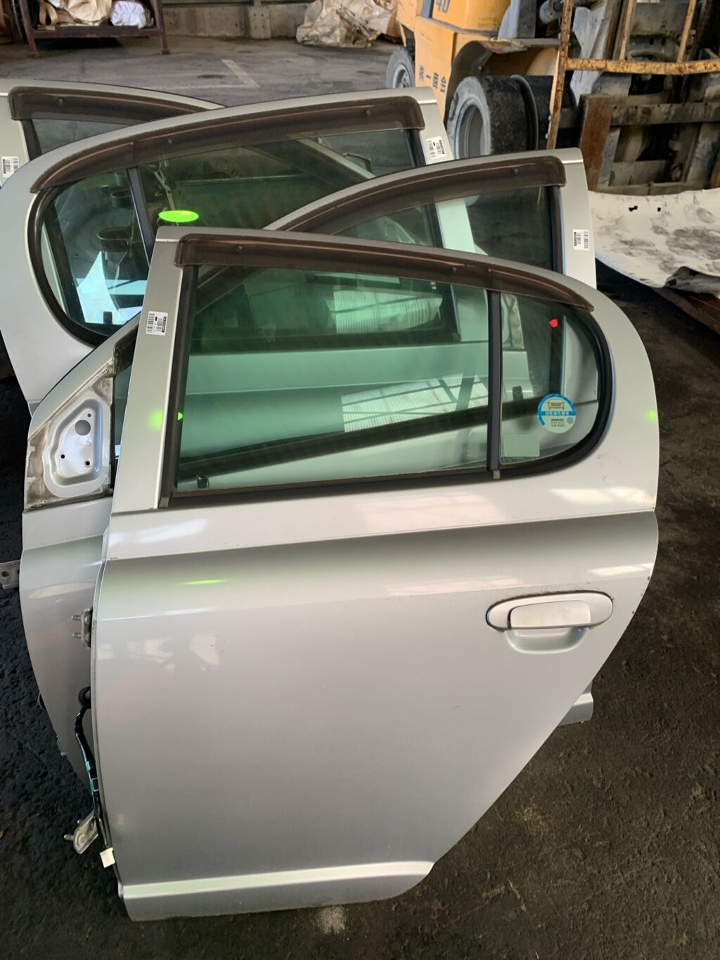 Дверь боковая на Toyota Vitz SCP10, Заднее Левое расположение