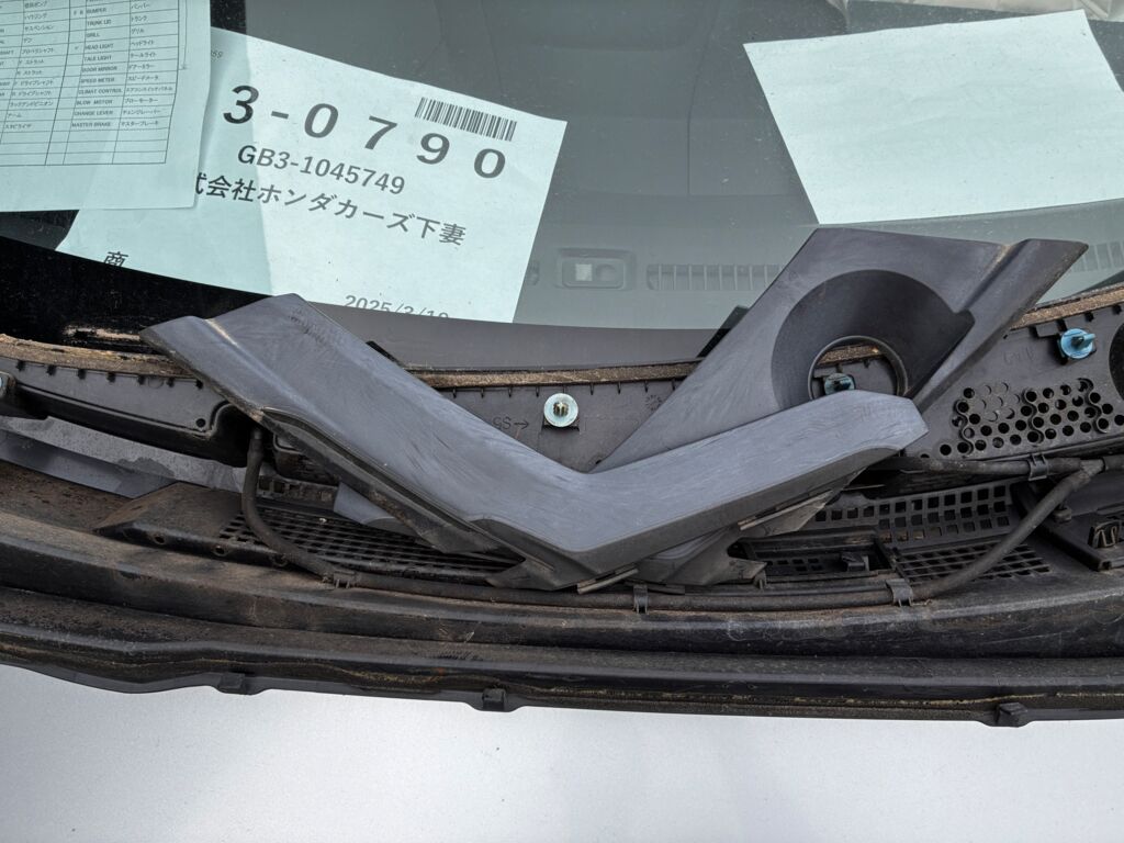 Решетка под лобовое стекло на Honda Freed GB3