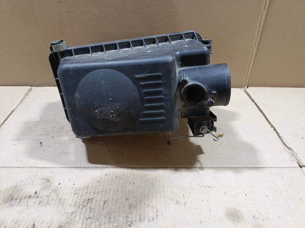 Корпус воздушного фильтра 17700-22120 на Toyota Isis ZNM10G 1ZZ-FE Фото 5
