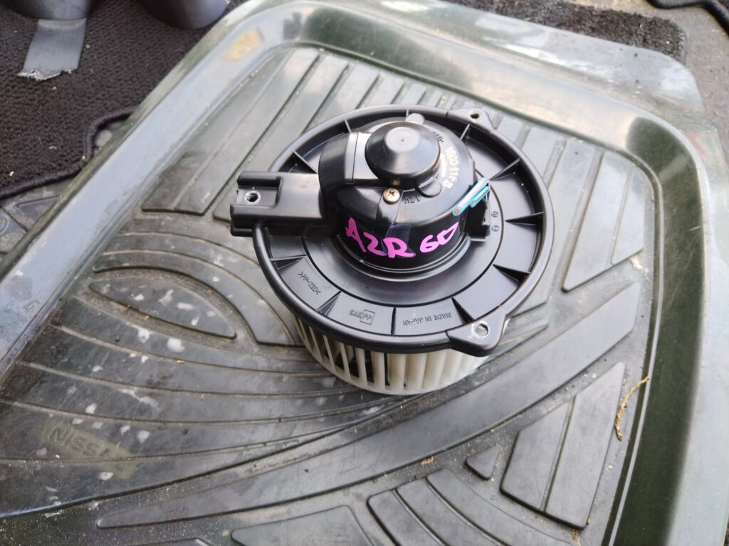 Мотор печки на Toyota Noah AZR60G
