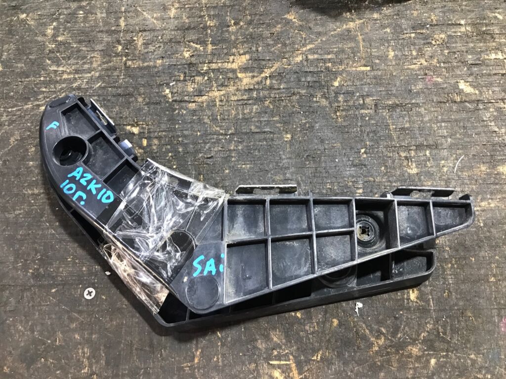 Крепление бампера на Toyota Sai AZK10 52115-75010, Переднее расположение
