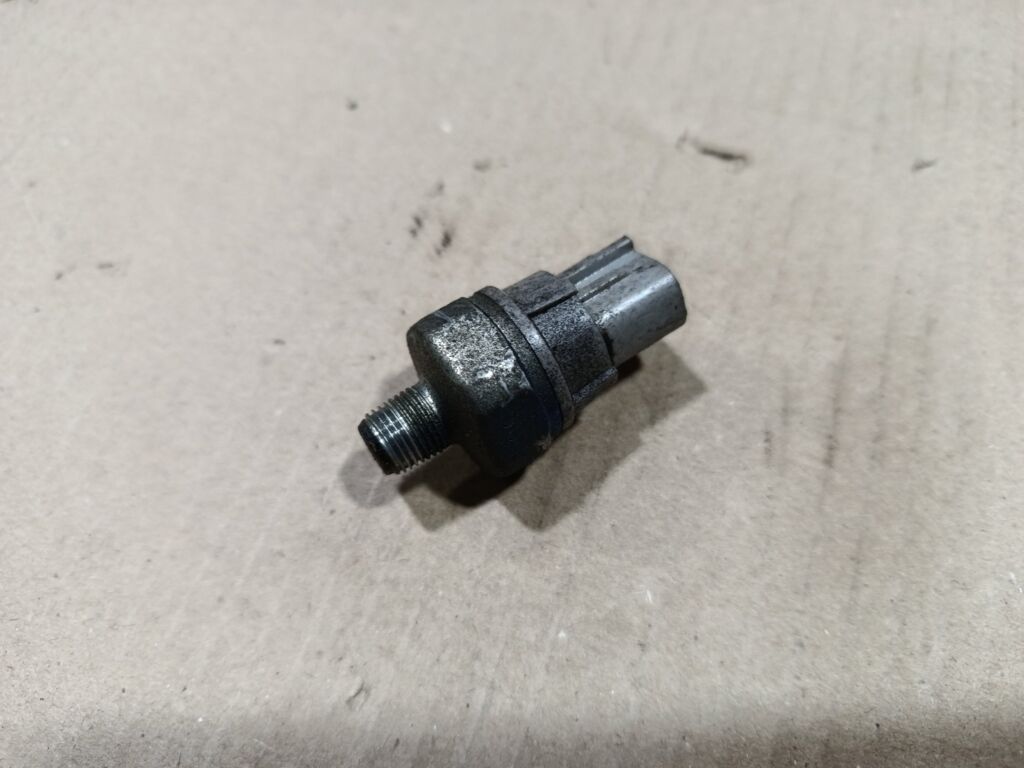 Датчик давления масла на Toyota Mark II GX100 1G-FE 83530-30090  83530-60020