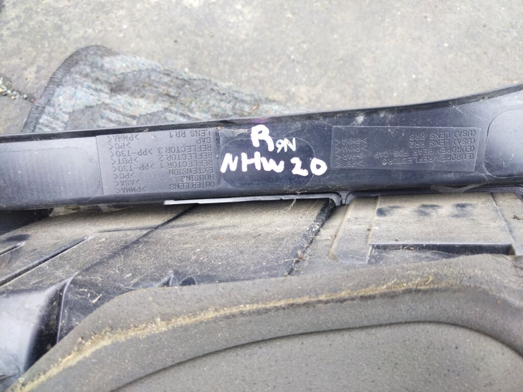 Стоп на Toyota Prius NHW20 47-13, Правое расположение