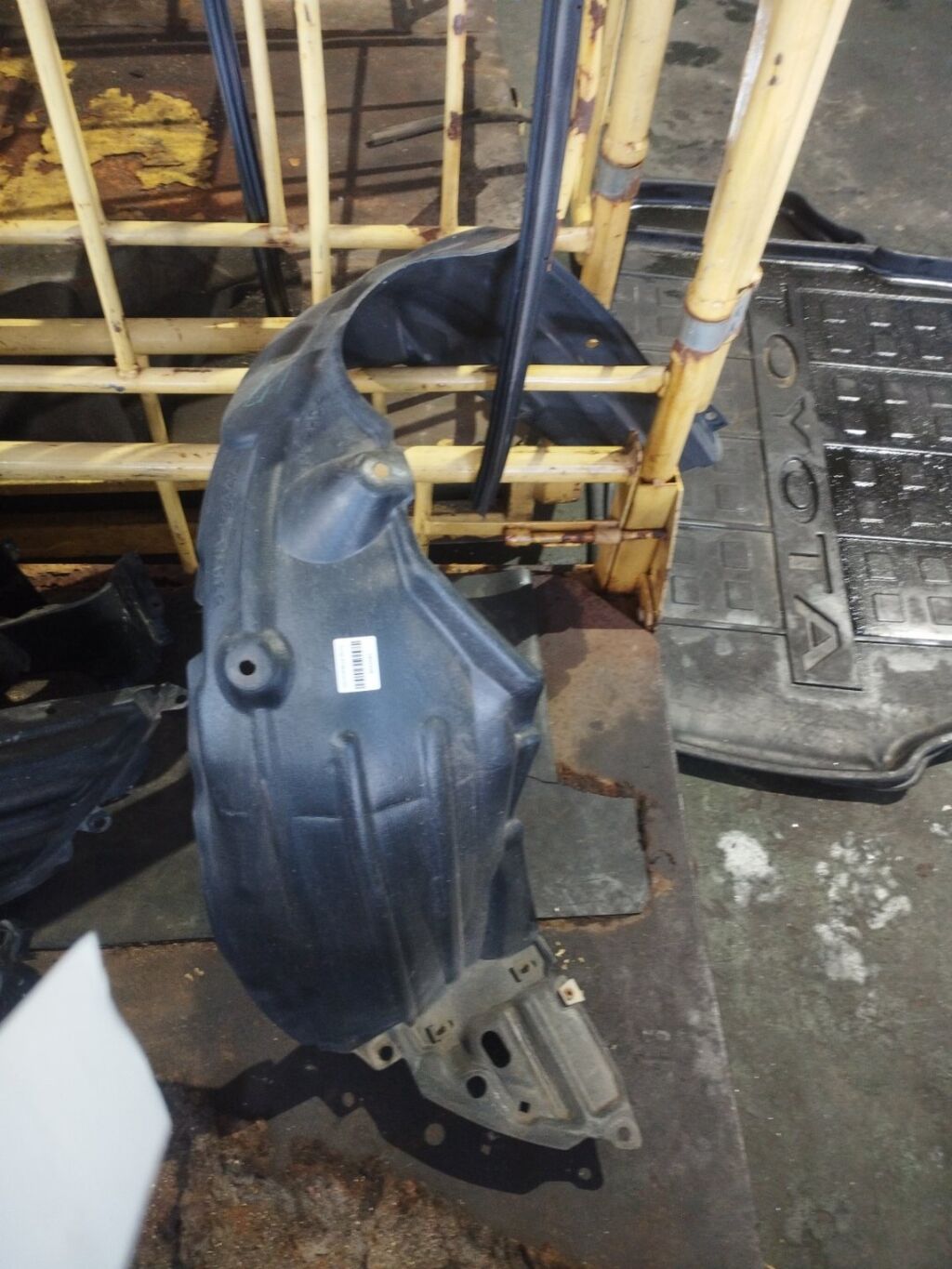 Подкрылок на Toyota Vitz SCP90 2SZ-FE, Переднее Правое расположение