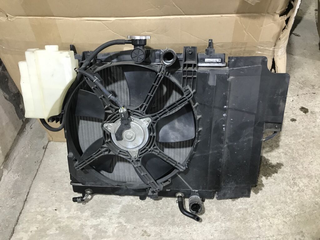 Радиатор ДВС на Nissan Note E11 HR15DE Фото 2