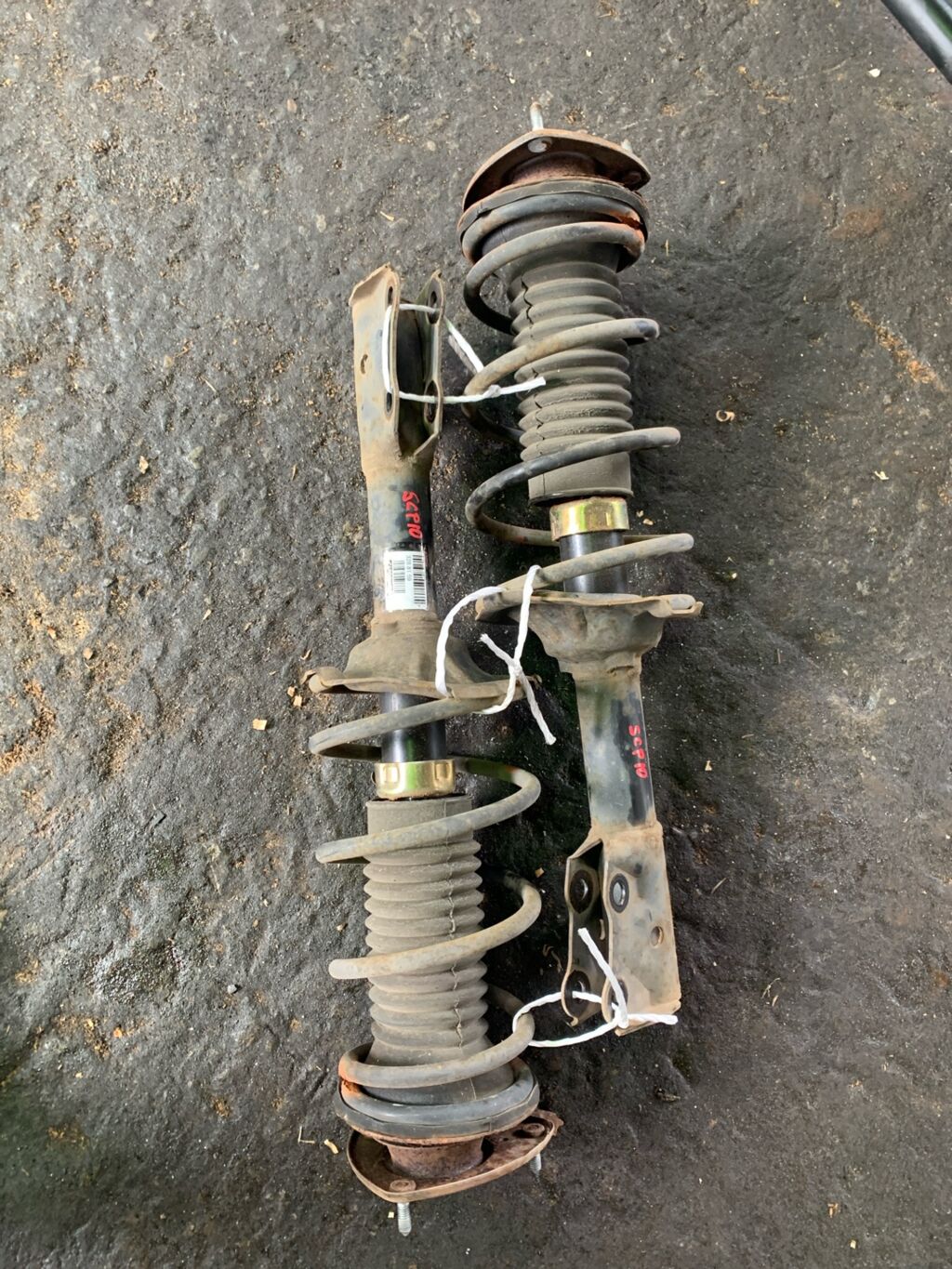 Стойка амортизатора на Toyota Vitz SCP10 1SZ-FE 22-052704  280 521  316 339  32-G30-A  333258  333368  48510-52031  48510-52033  48510-52041  48510-52042  48510-52043  48510-52060  48510-52061  48510-52062  48510-52180  48510-52210  48510-52211  48510-52212  48510-52220  48510-52221  48510-52222  48510-52350  48510-52351  48510-59146  48510-59148  48510-59156  48510-59157  48510-59158  48510-59175  48510-59176  48510-59177  48510-59265  48510-59275  48510-59276  48510-59277  48510-59285  48510-59286  48510-59287  48510-59345  48510-59346  4851009510  4851009520  4851009900  4851009A04  4851009A06  4851009A07  4851009A20  485100D010  485100D020  485100D040  485100D080  485100D100  485100D110  485100D150  485100D160  4851052013  4851052014  4851052030  4851052032  4851052034  4851052040  4851052044  4851052050  4851052052  4851052063  4851052121  4851052122  4851052170  4851052213  4851052223  4851052231  4851052232  4851052233  4851052352  4851052360  4851052361  4851052362  4851052370  4851052371  4851052400  4851052401  4851052420  4851052630  4851052640  4851052650  4851052660  4851052670  4851052710  4851052780  4851052A20  4851059145  4851059147  4851059149  4851059155  4851059159  4851059165  4851059167  4851059178  4851059206  4851059207  4851059225  4851059226  4851059255  4851059278  4851059288  4851059306  4851059307  4851059347  4851059375  4851059376  4851059377  4851059385  4851059386  4851059455  4851059456  4851059475  CR-049-4165  CR-049F-NCP10  CR8898  SJ-049-4165  ST-049-4165, Переднее расположение