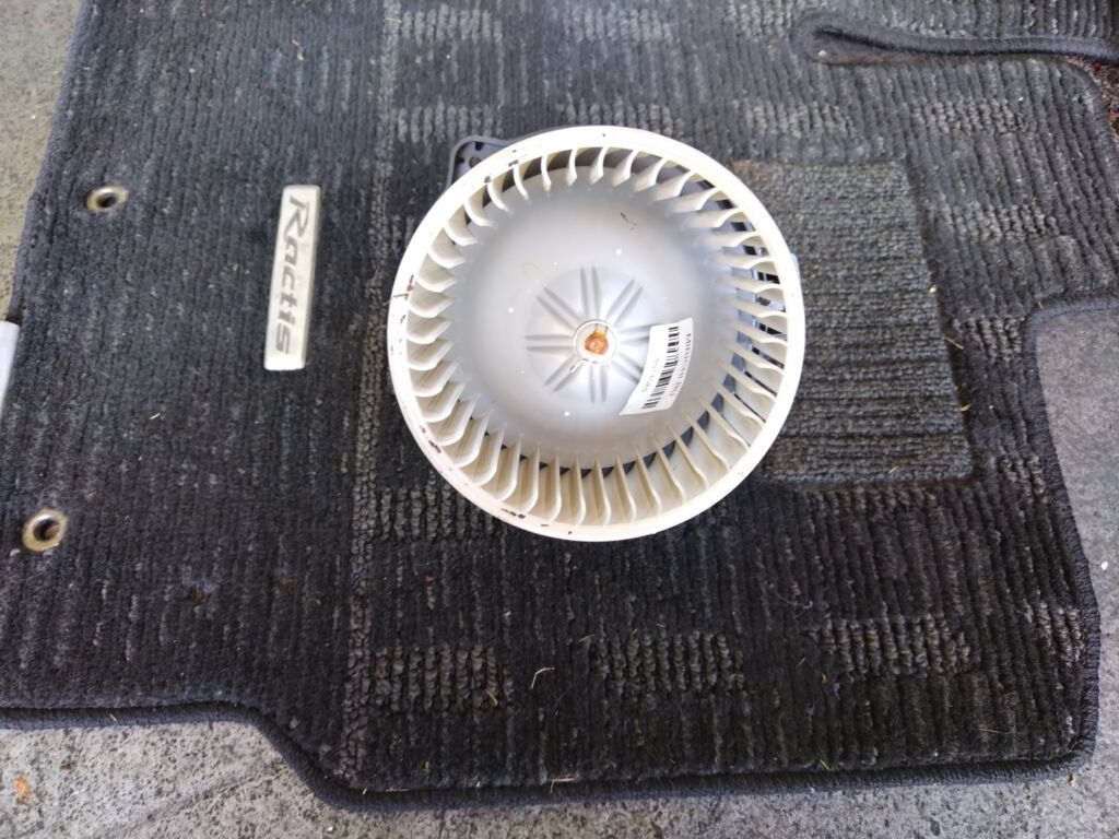 Мотор печки на Toyota Funcargo NCP21 Фото 3