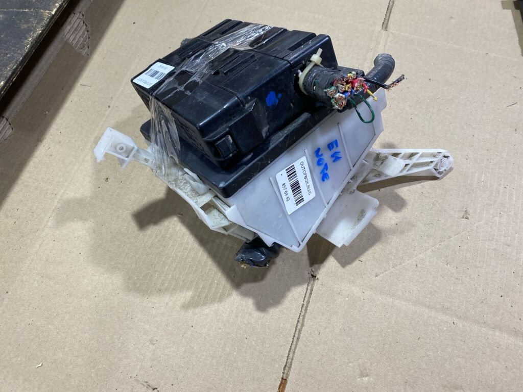Блок предохранителей на Nissan Note E11 HR15DE