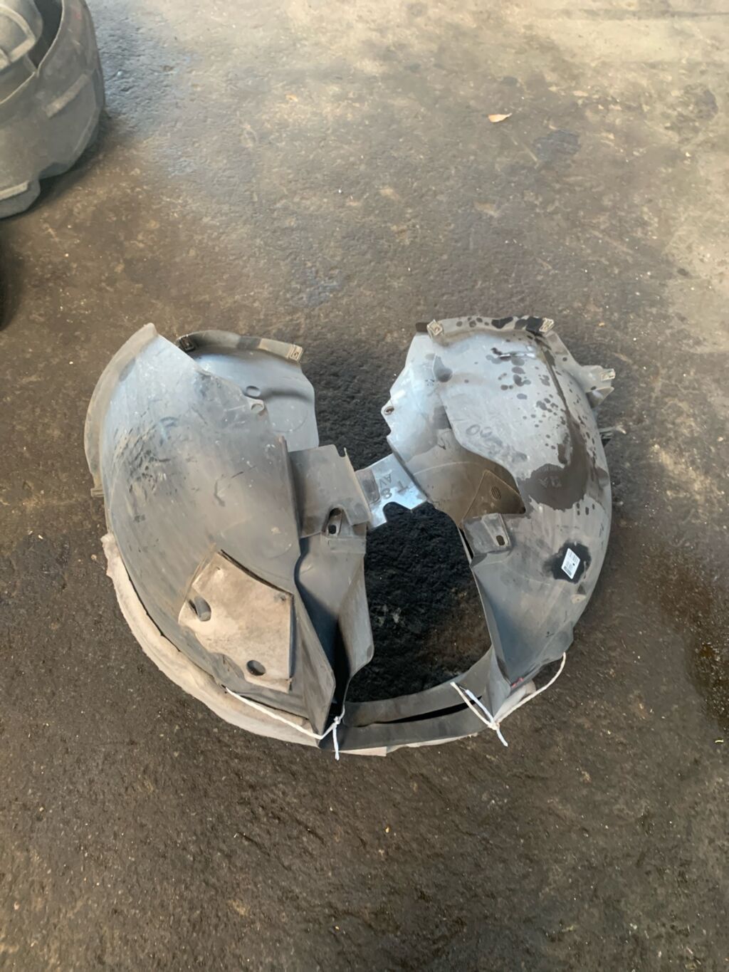 Подкрылок на Peugeot 5008 VF30 EP6CDT 9685878980  9685879280, Переднее расположение