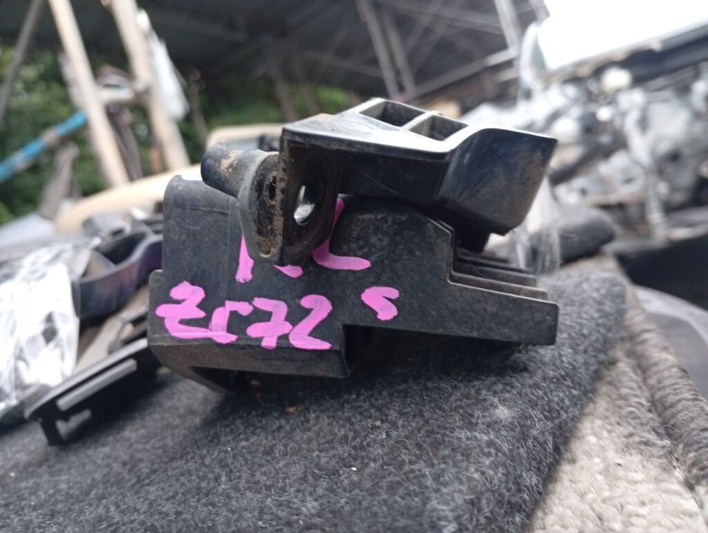 Крепление бампера 71824-71L0, 71822-71L01 на Suzuki Swift ZC72S Фото 2