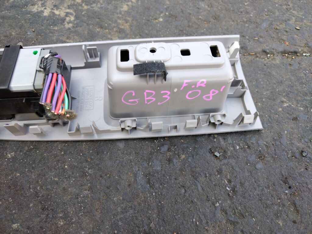 Блок упр-я стеклоподъемниками на Honda Freed GB3 Фото 2