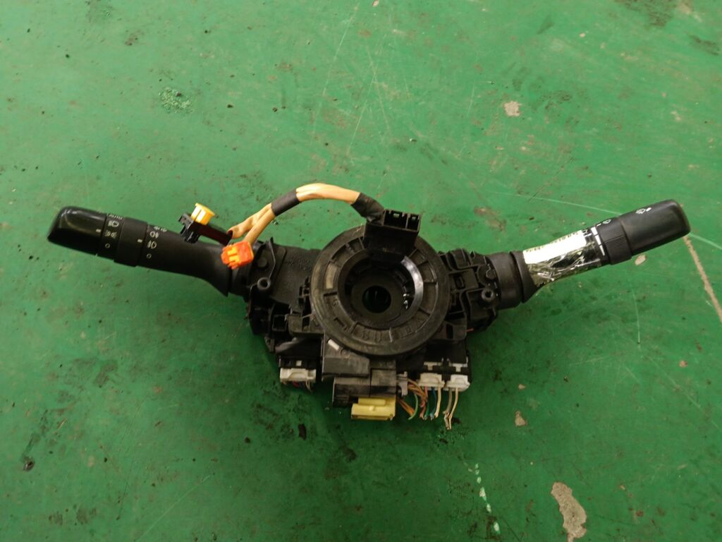 Переключатель поворотов на Toyota Camry ACV40