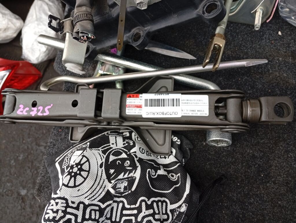 Домкрат на Suzuki Swift ZC72S