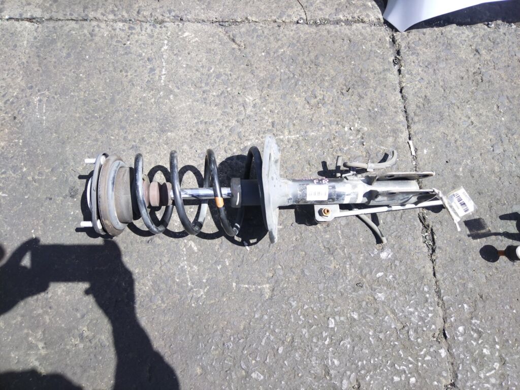 Стойка амортизатора на Toyota Voxy ZRR70G 3ZR-FAE Фото 2