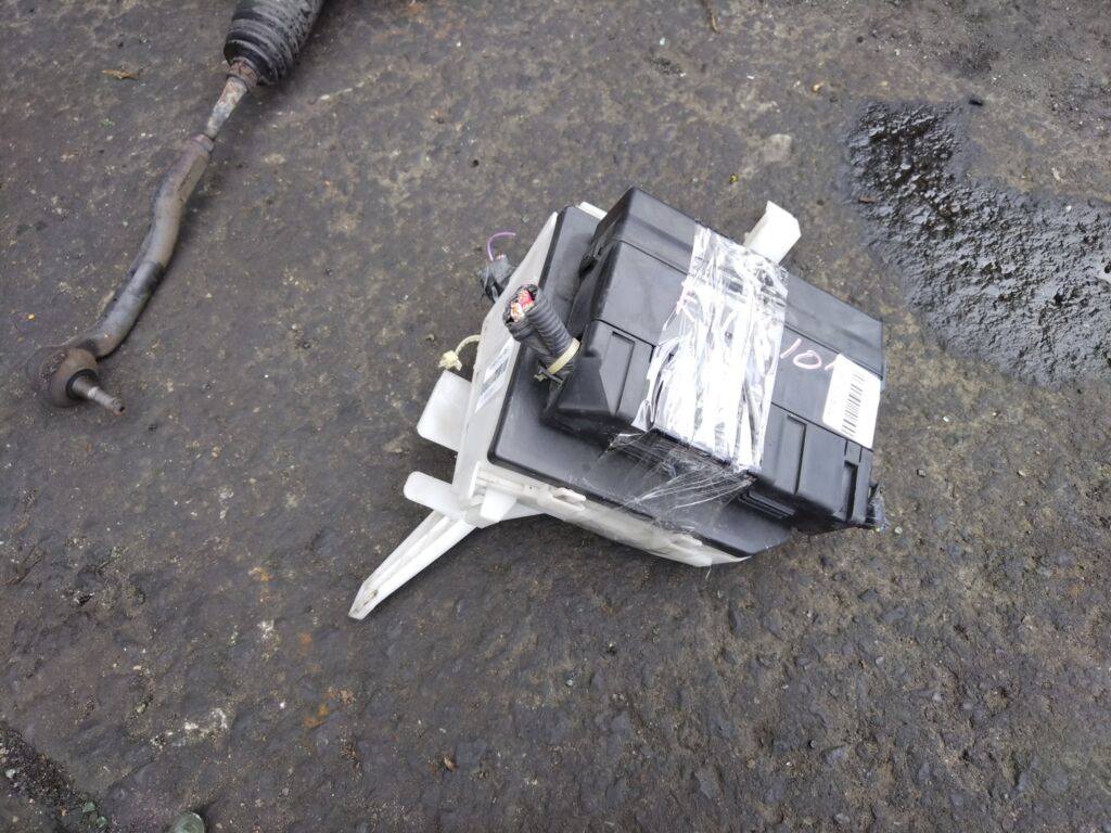 Блок предохранителей на Nissan Note E11 HR15DE