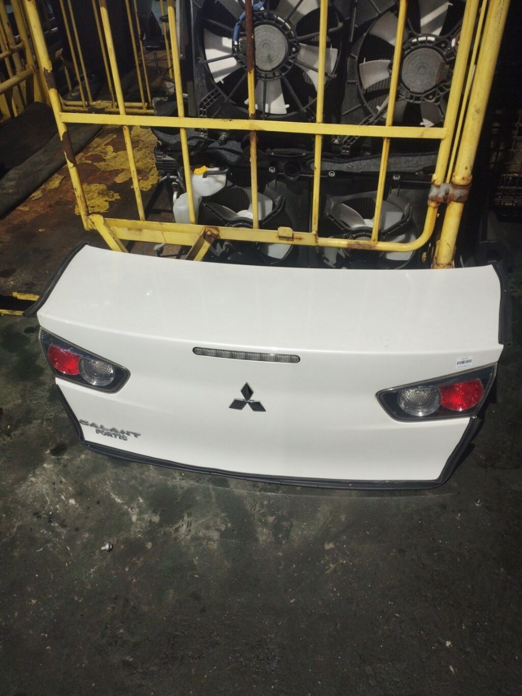 Крышка багажника на Mitsubishi Galant Fortis CY4A P5614