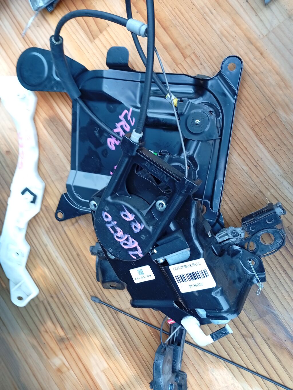 Доводчик двери на Toyota Noah ZRR70G, Заднее Правое расположение