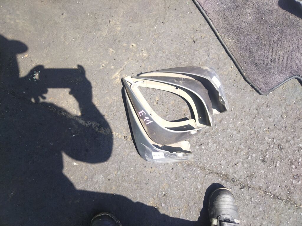 Брызговик на Nissan Note E11