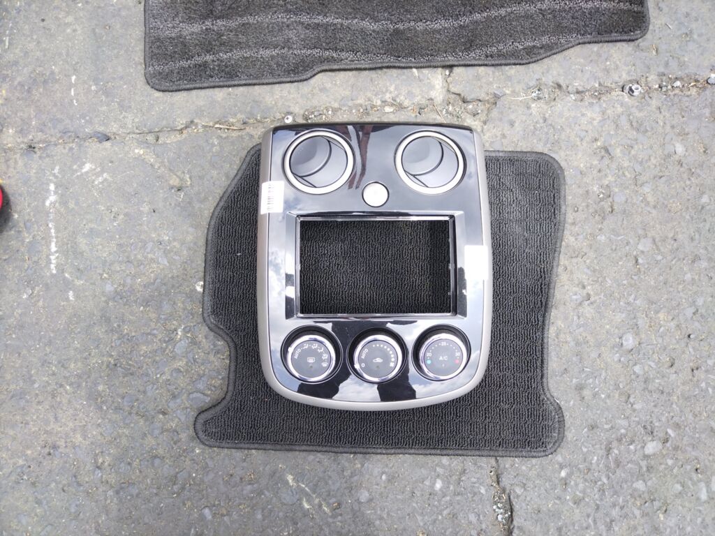 Блок управления климатконтроля на Mazda Verisa DC5W ZY-VE