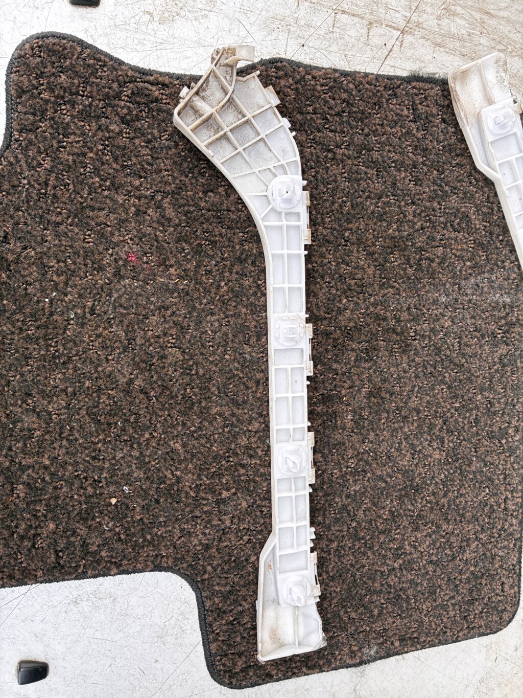 Крепление бампера 52575-47020 на Toyota Prius ZVW30 Фото 2