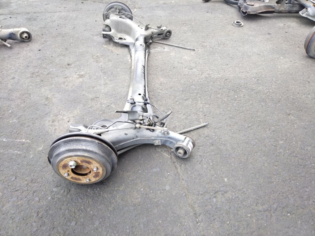 Балка подвески на Honda N-Box JF1 S07A Фото 3