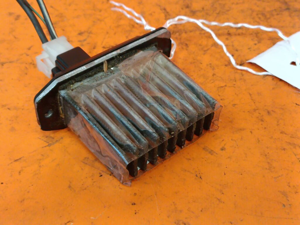 Регулятор скорости мотора отопителя на Mitsubishi Diamante F34A MR460293