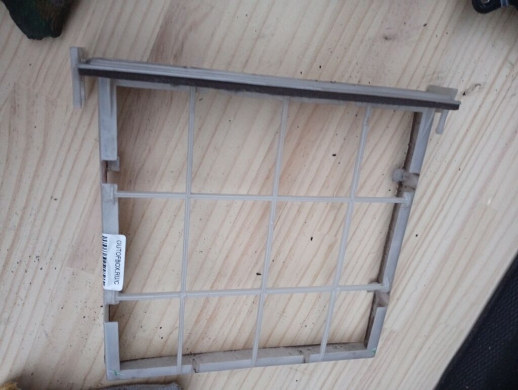 Корпус салонного фильтра на Toyota Noah AZR60G 1AZ-FSE 88899-41010