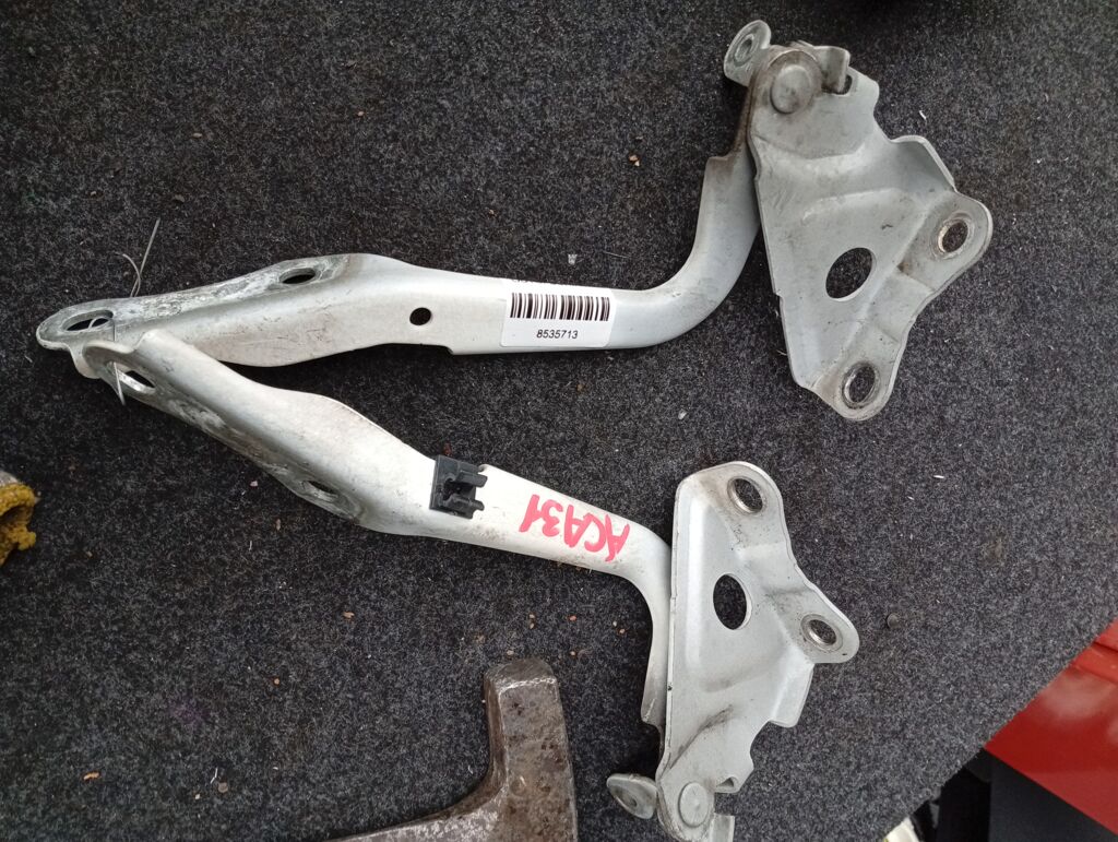 Крепление капота на Toyota Rav4 ACA31W