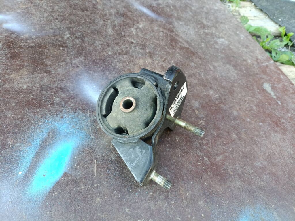 Подушка двигателя на Toyota Sprinter AE100 5A-FE Фото 2