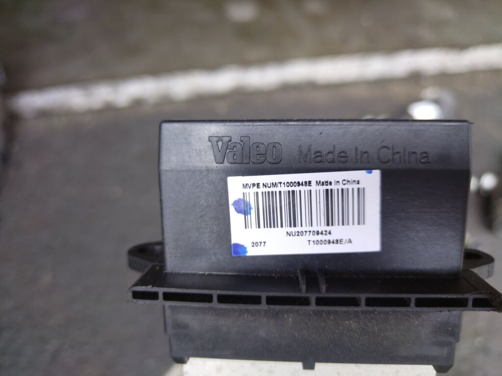 Регулятор скорости мотора отопителя на Nissan Tiida C11 HR15DE