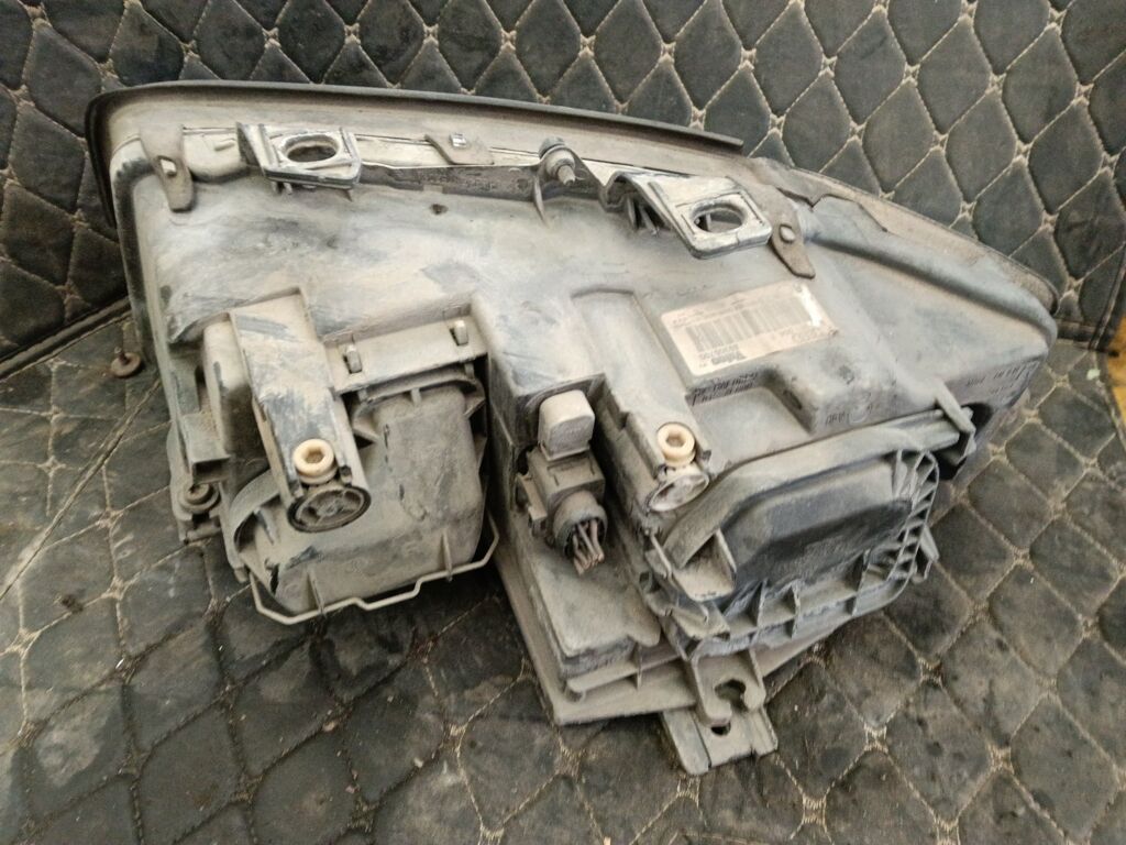 Фара на Audi A4 8E 8E0841004F, Правое расположение