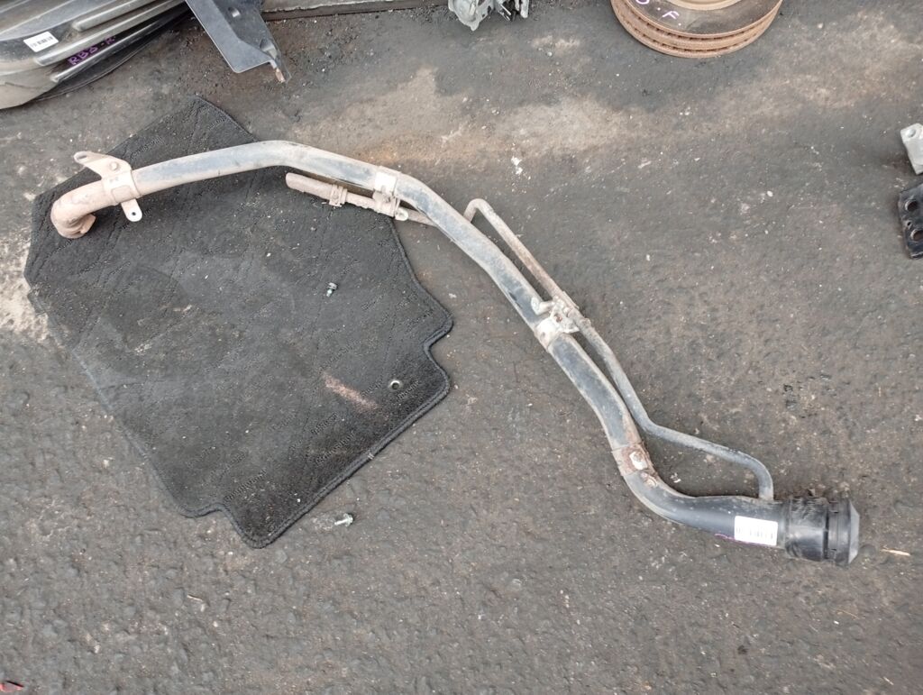Заливная горловина топливного бака 77201-28240, 77201-28290 на Toyota Noah AZR60G 1AZ-FSE Фото 2