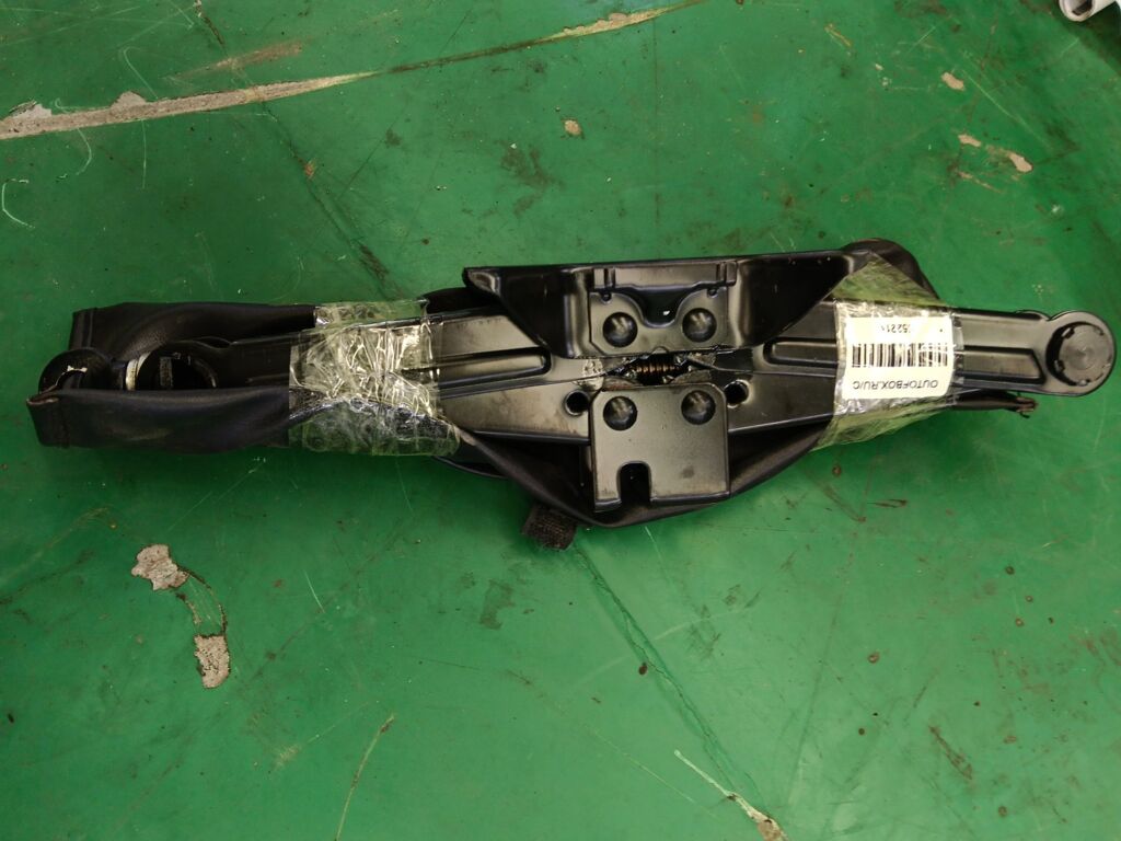 Домкрат на Mitsubishi Lancer CK1A
