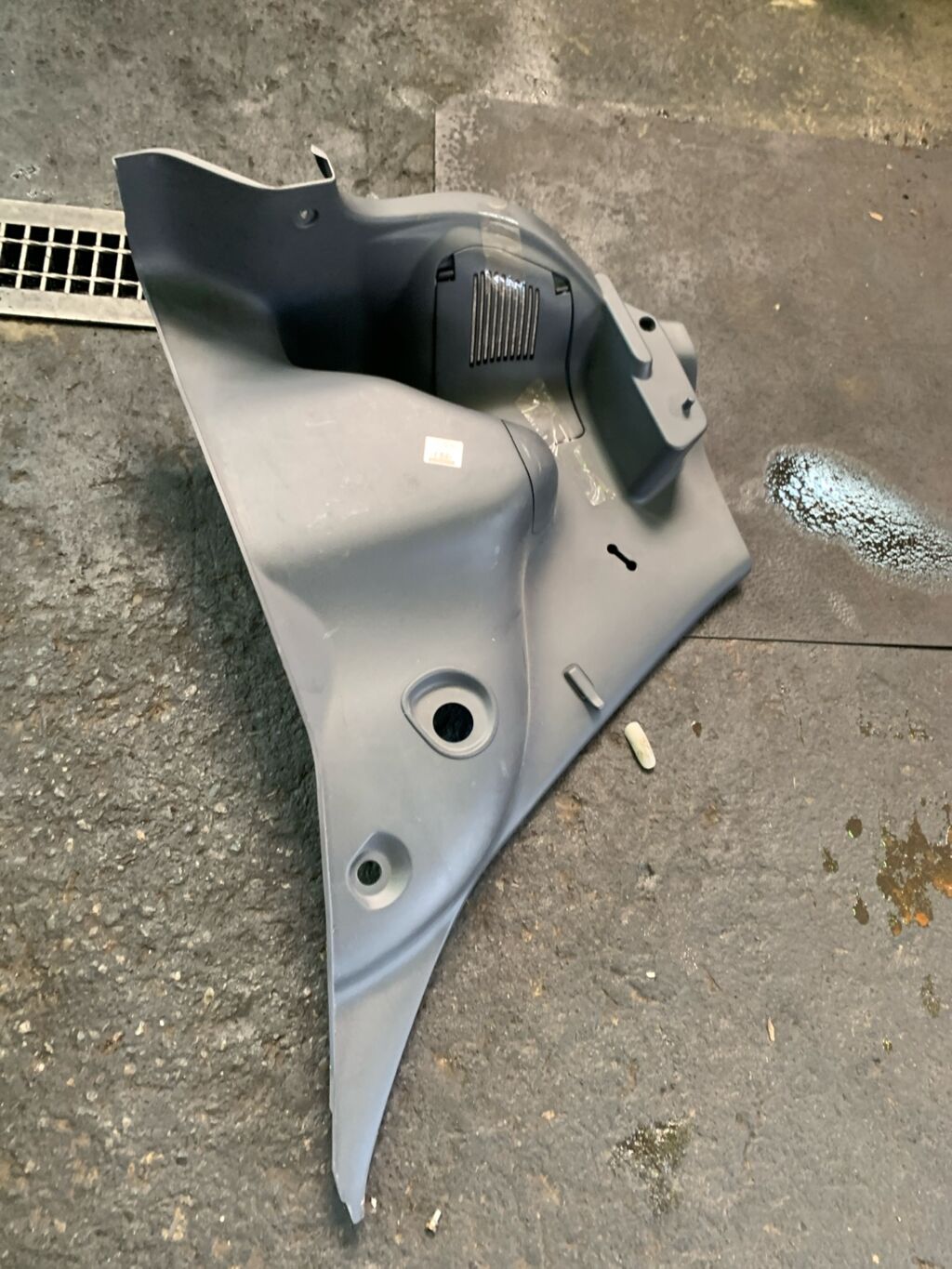 Обшивка багажника на Toyota Vitz SCP10 64715-52010, Заднее Левое расположение
