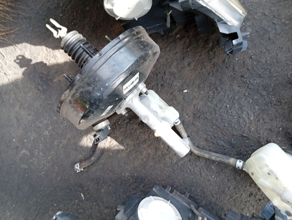 Главный тормозной цилиндр на Toyota Isis ZGM11G 3ZR-FAE 47201-68010
