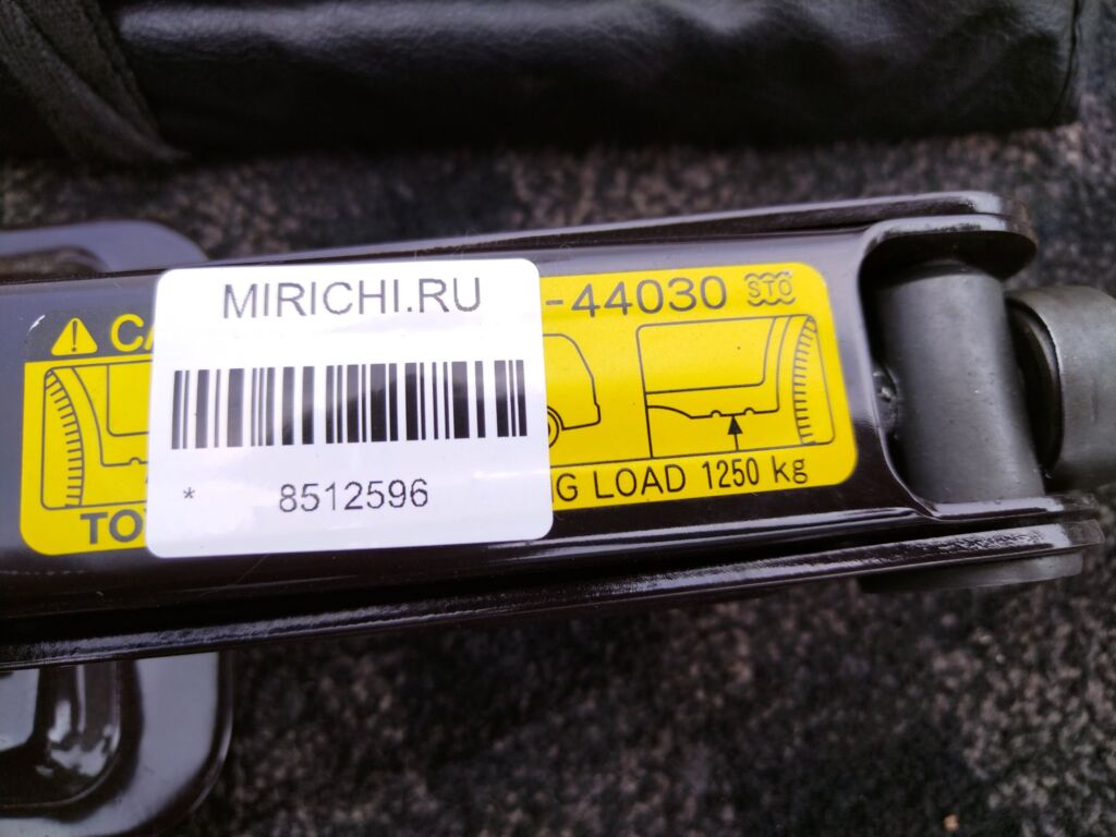 Домкрат на Toyota Ipsum ACM21W 09111-44030