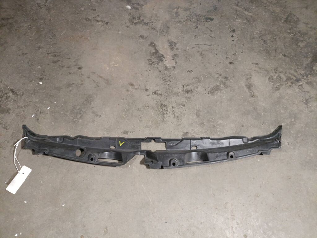 Защита замка капота 53292-68010 на Toyota Wish ZNE10G 1ZZ-FE Фото 2