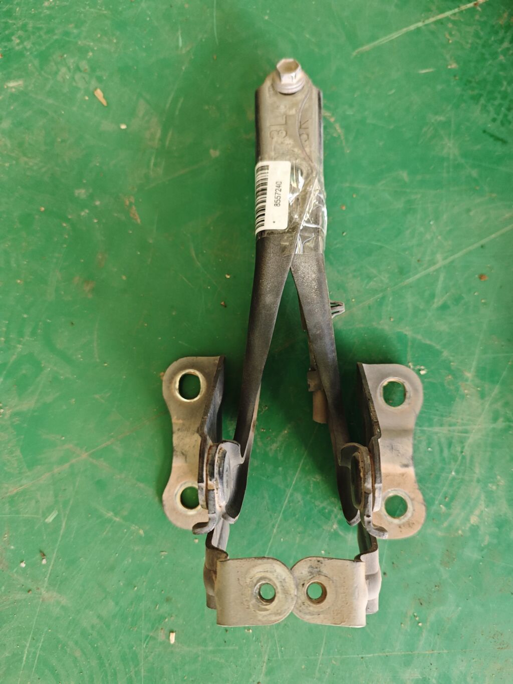 Крепление капота на Toyota Corolla ZRE151L