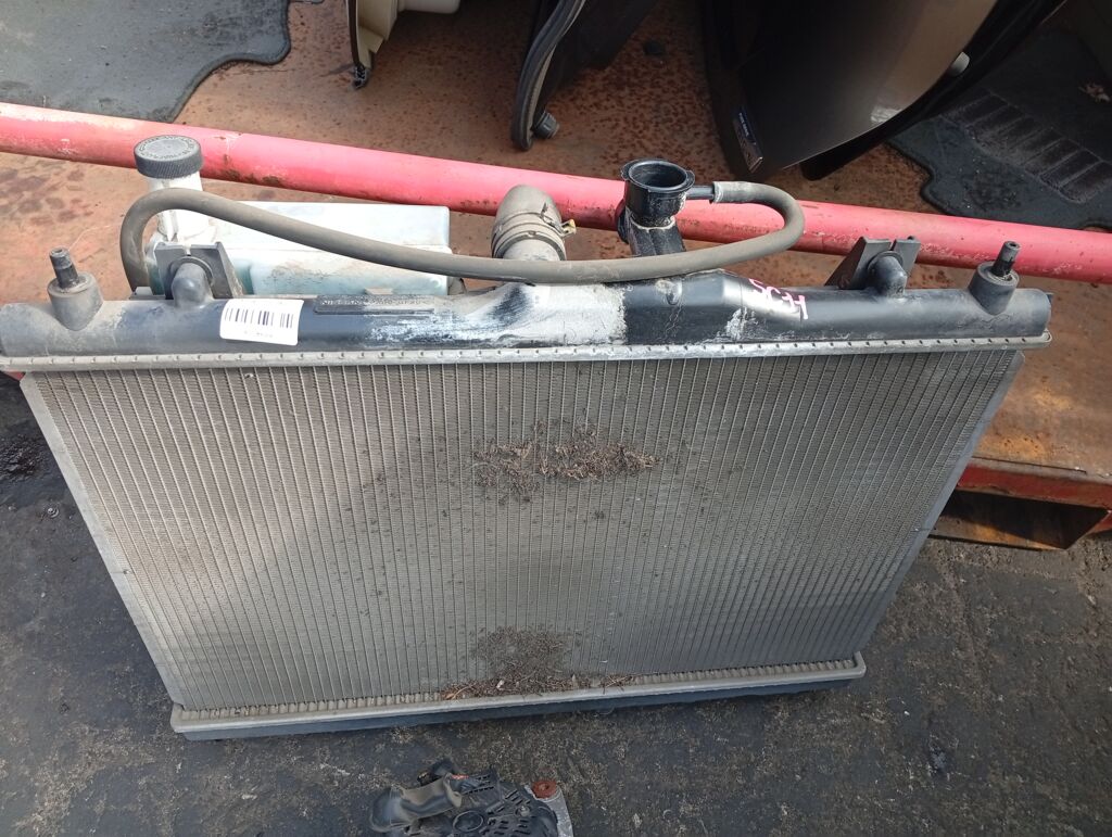 Радиатор ДВС на Nissan Tiida Latio SC11 HR15DE