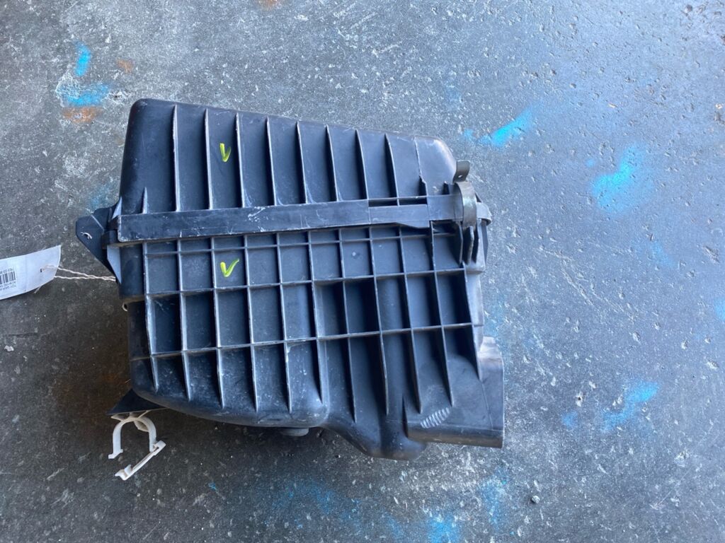 Корпус воздушного фильтра на Toyota Gaia ACM10G 1AZ-FSE 17700-74720