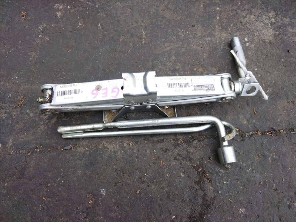 Домкрат на Honda Fit GE6