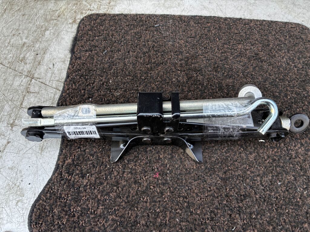 Домкрат на Mazda Verisa DC5W