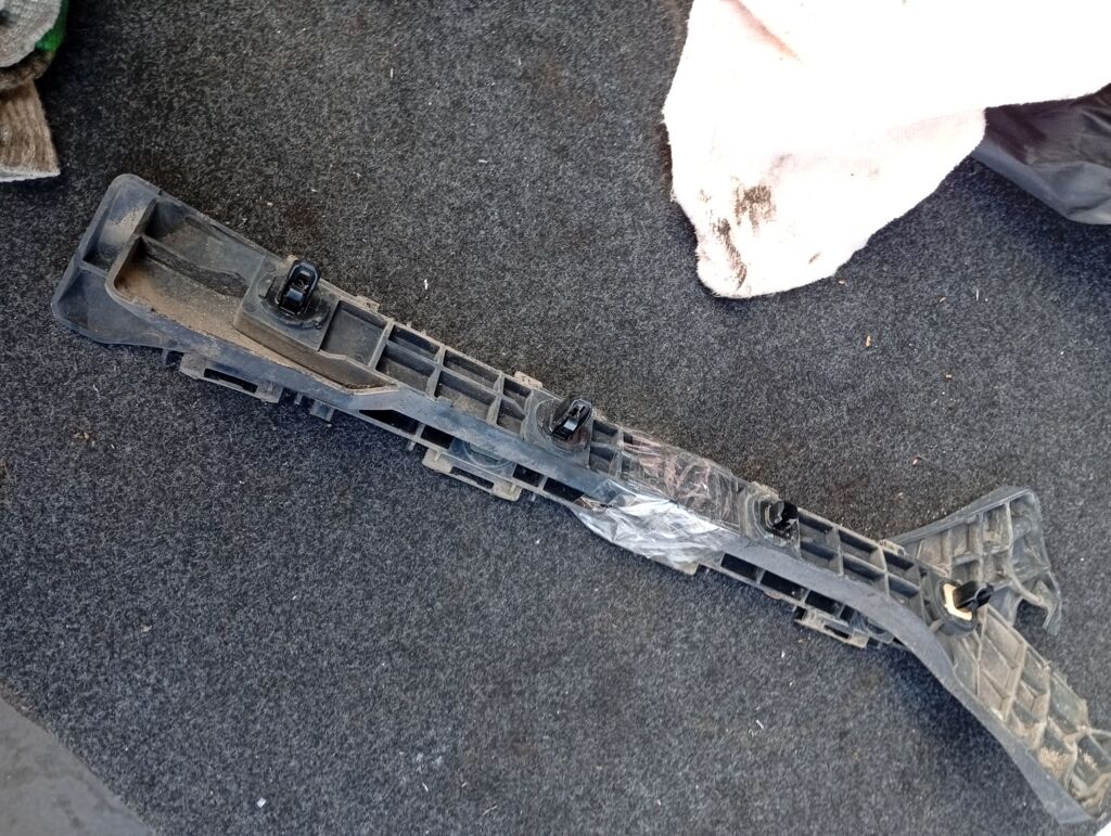 Крепление бампера 52575-47020, 52576-47020 на Toyota Prius ZVW30 Фото 2