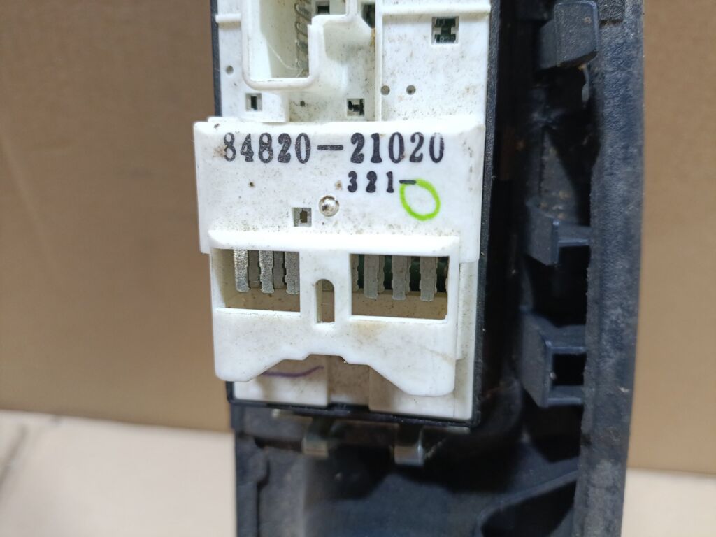 Блок упр-я стеклоподъемниками 84820-21020 на Toyota Caldina ST215G Фото 3