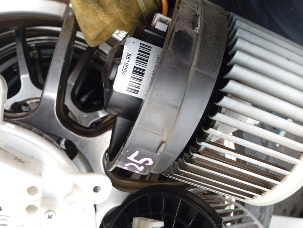 Мотор печки на Nissan Serena C25 27225EN000  27225EN00B  27225EN00C