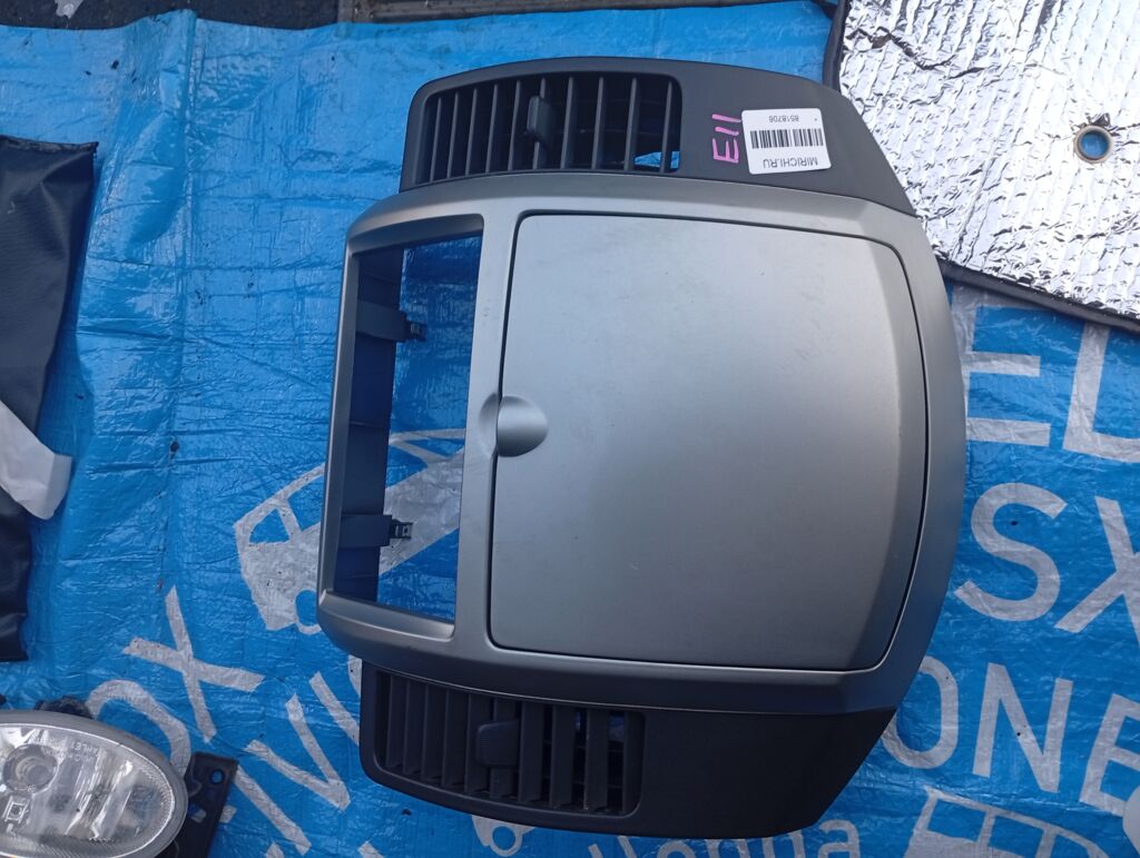 Консоль магнитофона на Nissan Note E11 68260-1U600